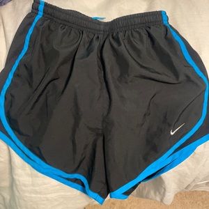 Nike women’s tempo short